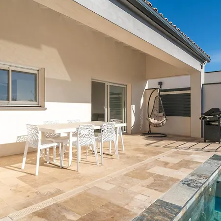 Avec Piscine Exterieur فيلة